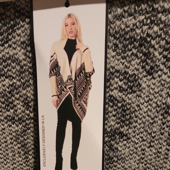 Elegant Beige and Black Patterned Cardigan - Picture 4 of 8